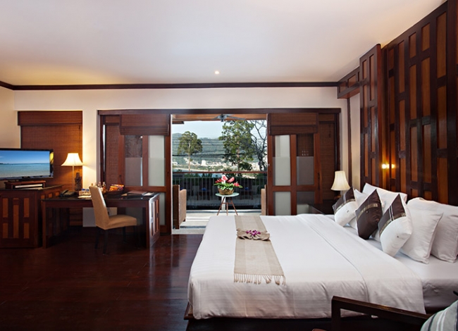 Deluxe Sea View — bed facing the bay