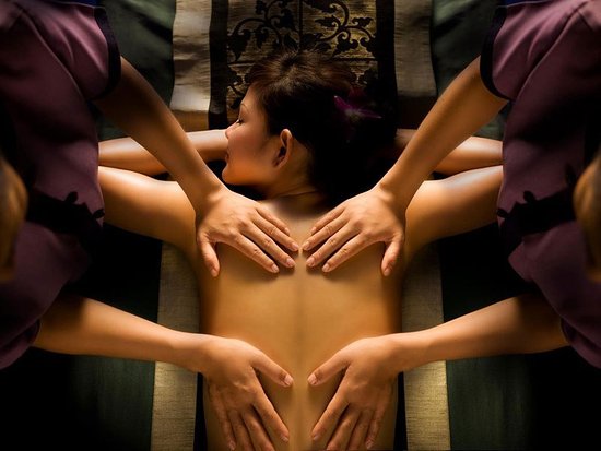 Four-hands synchronised massage ritual